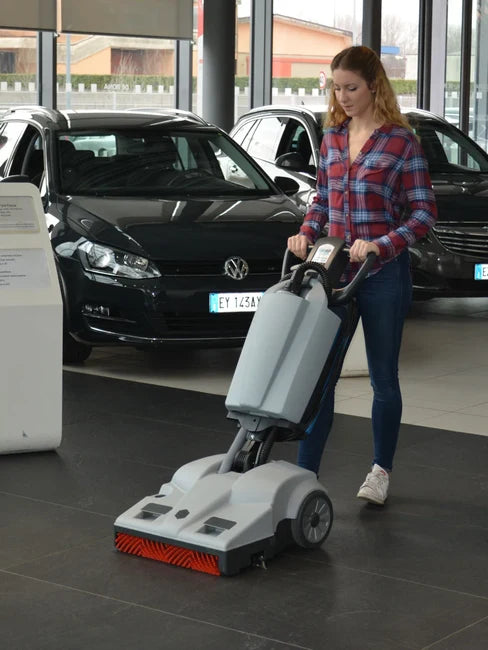 Lindhaus LW46 Hybrid cleaning a showroom floor